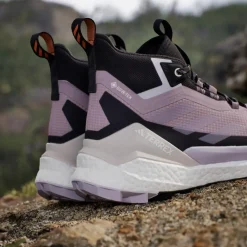 Chaussures de randonnée Terrex Free Hiker 2 Gore-Tex W Preloved Fig Silver Dawn Aurora Black Femme Chaussures Rando Femme