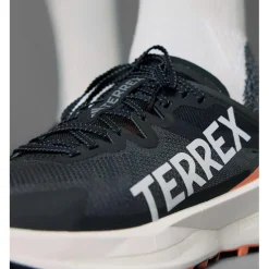 Outlet Chaussures de trail Terrex Agravic Speed W Core Black Grey One Amber Tint Femme Chaussures Trail Femme
