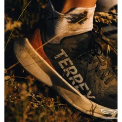 Outlet Chaussures de trail Terrex Agravic Speed W Core Black Grey One Amber Tint Femme Chaussures Trail Femme