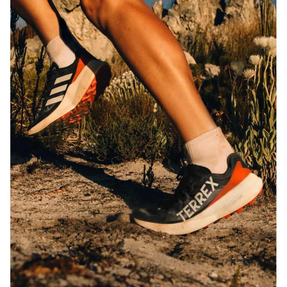 Outlet Chaussures de trail Terrex Agravic Speed W Core Black Grey One Amber Tint Femme Chaussures Trail Femme